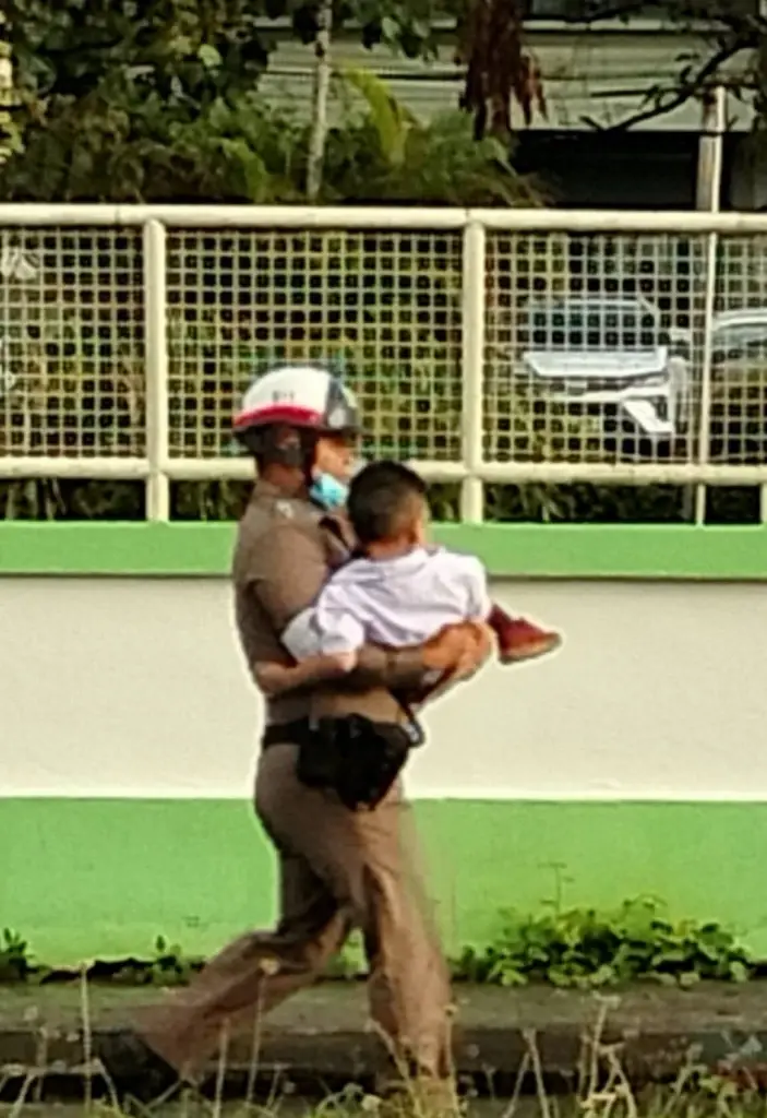 น่าชื่นชม เปิดคลิปตำรวจพังงา อุ้มนักเรียน 7 ขวบ ส่งโรงพยาบาลพังงา