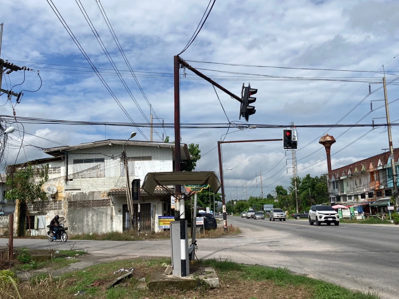ทำงานคุ้มภาษี "เสาไฟแดงสู้ชีวิต" เอียงแทบล้ม โคมไฟแทบร่วง แต่ไฟยังติดครบ