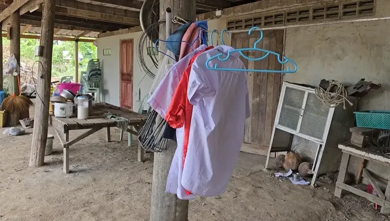 สุดเวทนา! 2 พี่น้องเมืองเพชร แม่ติดคุกต้องอยู่ตามลำพัง ในบ้านที่ใกล้ผุพัง
