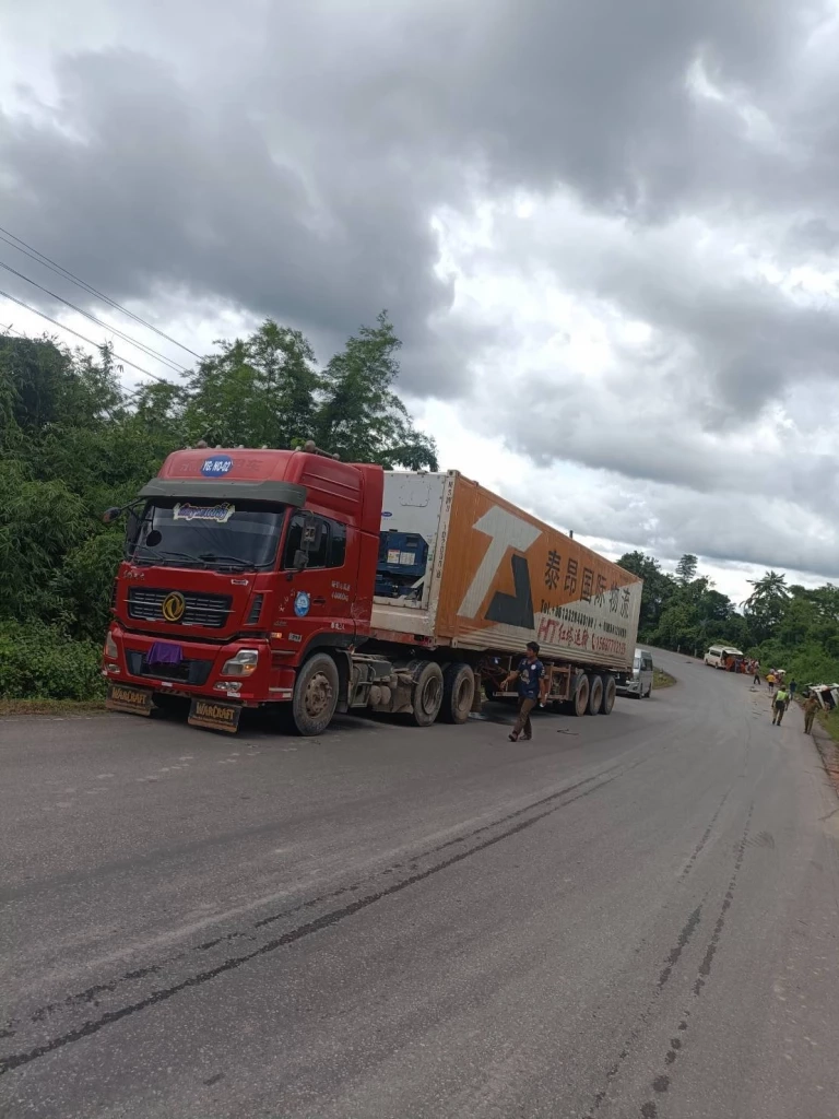 สลด! คณะทัวร์คนไทย กลับจากเที่ยวคุนหมิง ชนรถพ่วงที่ สปป.ลาว เสียชีวิต 6 ศพ