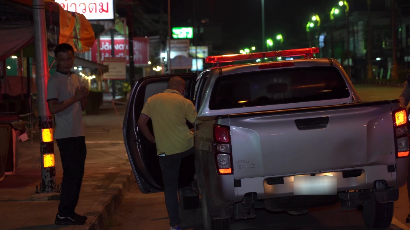 สาวถูกเก๋งตัดหน้า หลบชนรถตำรวจจอดข้างทางกลางดึก ใกล้สถานบันเทิง