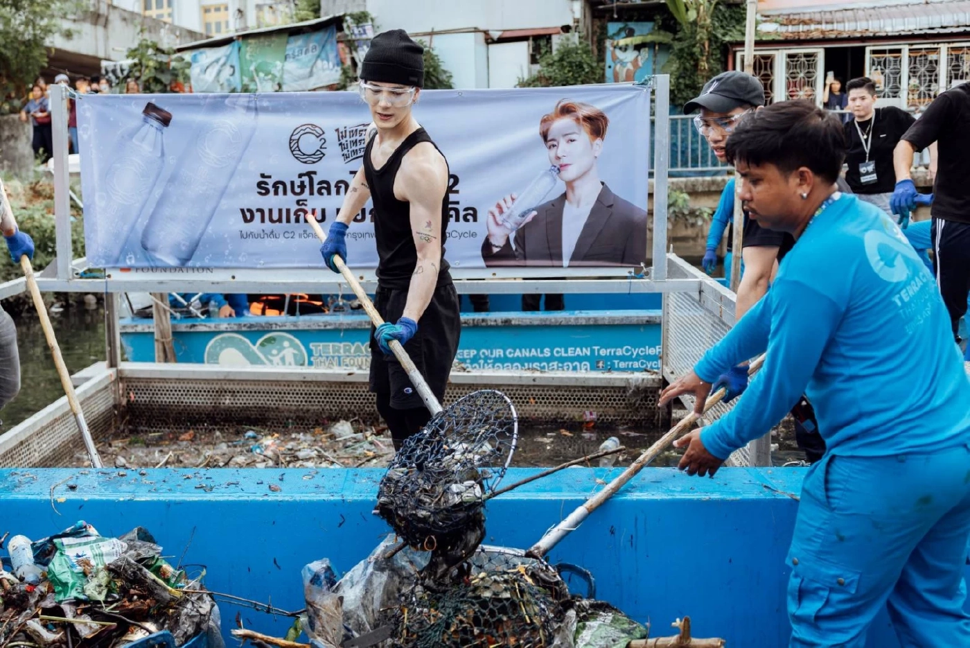 แจ็คสัน หวัง ไม่ได้มาเล่นๆ สู้แดด สู้ฝน ทุบสถิติเก็บขยะคลองลาดพร้าว (มีคลิป )