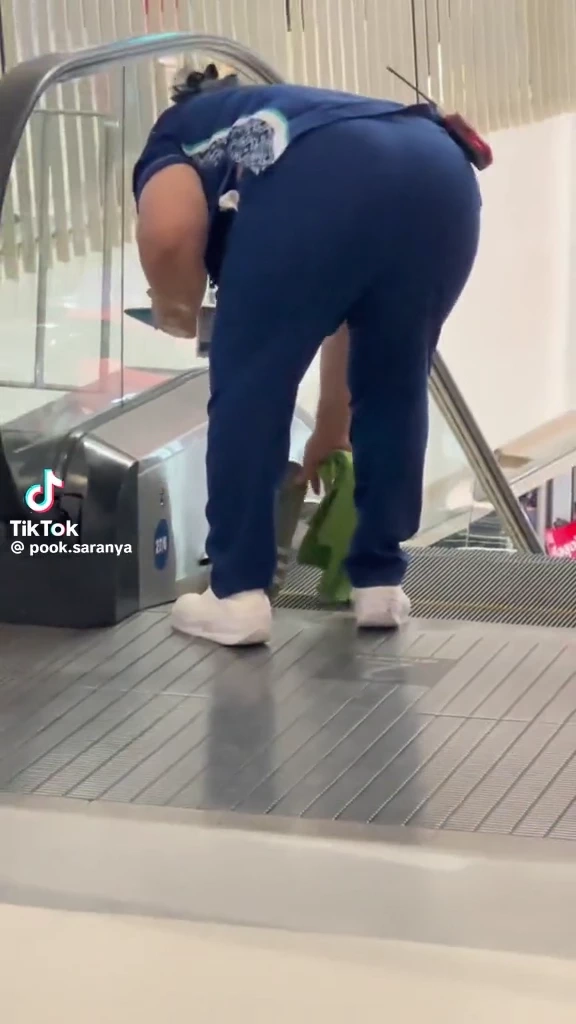 เปิดคลิป เกิดเหตุบันไดเลื่อนห้างดัง ดูดรองเท้าแตะหนุ่ม หวิดซ้ำรอยดอนเมือง