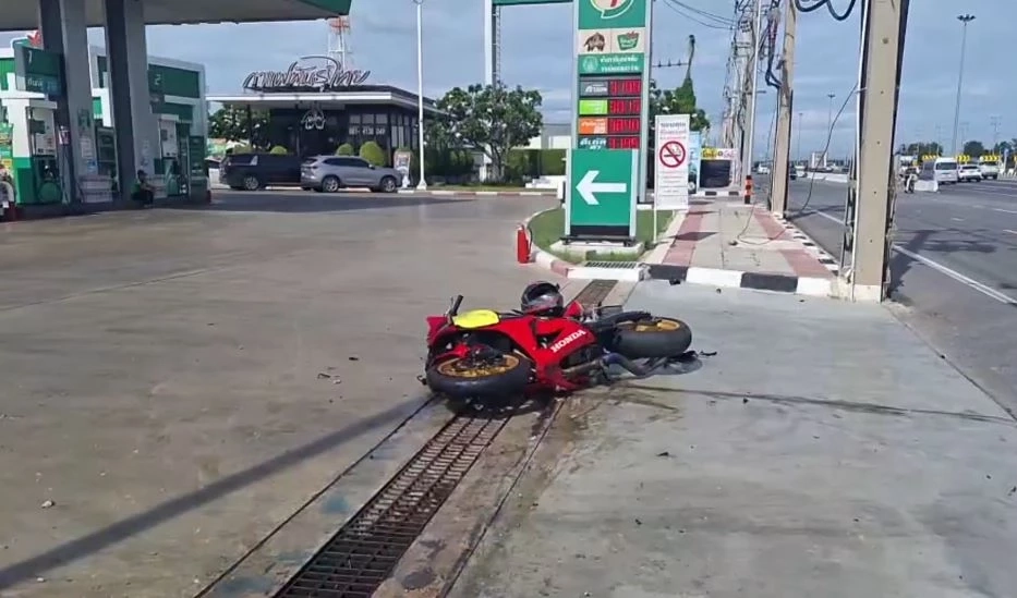 ก๊วนบิ๊กไบค์ ขี่ล่องใต้วันหยุด ถูกกระบะเลี้ยวตัดหน้าเข้าปั๊ม พุ่งชนกระเด็น