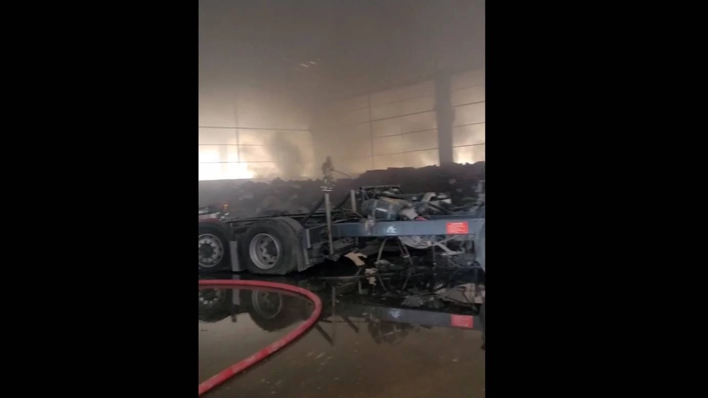 ด่วน! ไฟไหม้ อู่เชิดชัย"เจ้เกียว" เร่งนำโฟมและสารเคมี ฉีดสกัดเพลิง (มีคลิป)