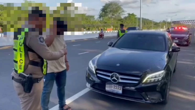 จับหนุ่มซิ่งเบนซ์หรู ปิดสติ๊กเกออำพรางทะเบียน ป้ายสีรถคันอื่นรับผิด