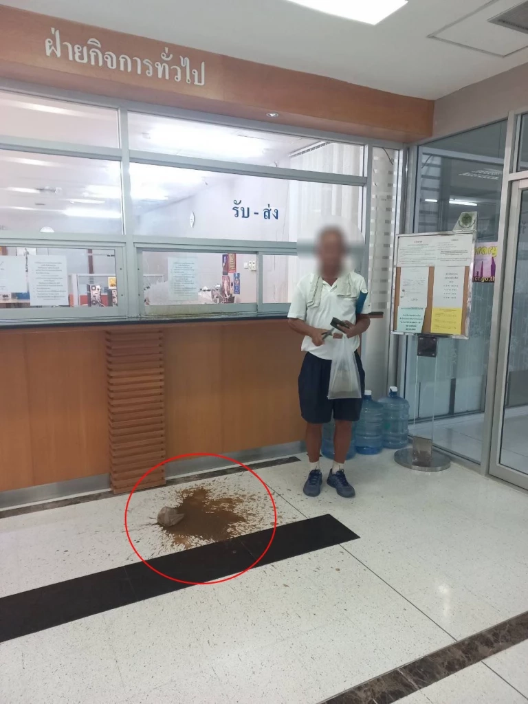 เปิดภาพนาที "ลุงเทวา" บุกปาถุงปลาร้าใส่ กกต. เผย สุดทนการทำงาน