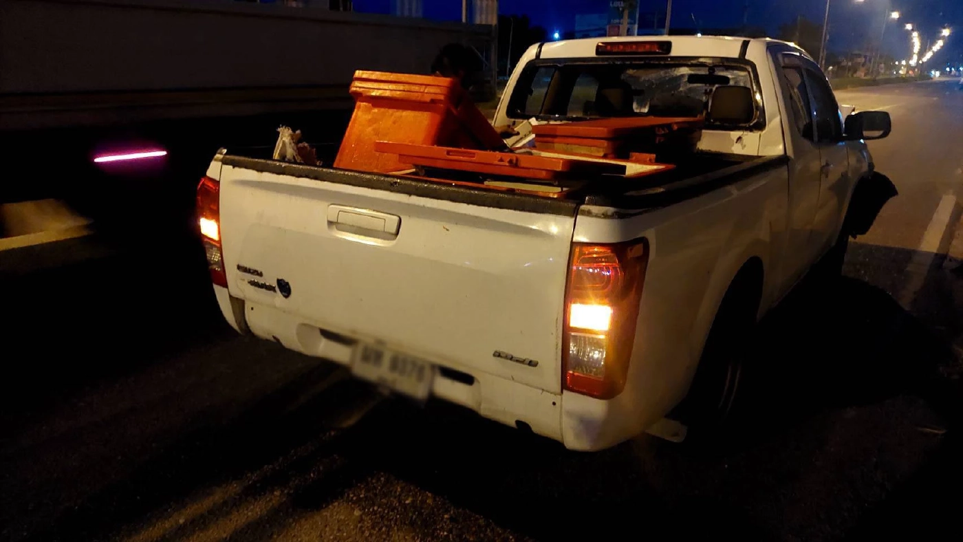 สนั่นกลางสี่แยก เก๋งวิ่ง"ฝ่าไฟแดง" พุ่งชนรถพ่อค้าปลา ติดคาซากรถ (มีคลิป)