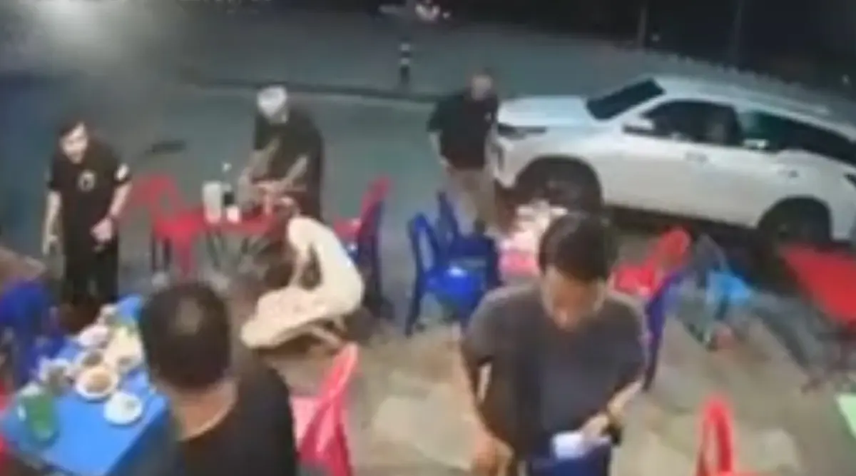 เปิดคลิปพายุพัดถล่มร้านลาบ ลูกค้าวิ่งหนีอลหม่าน โต๊ะ-เก้าอี้ ปลิวว่อน