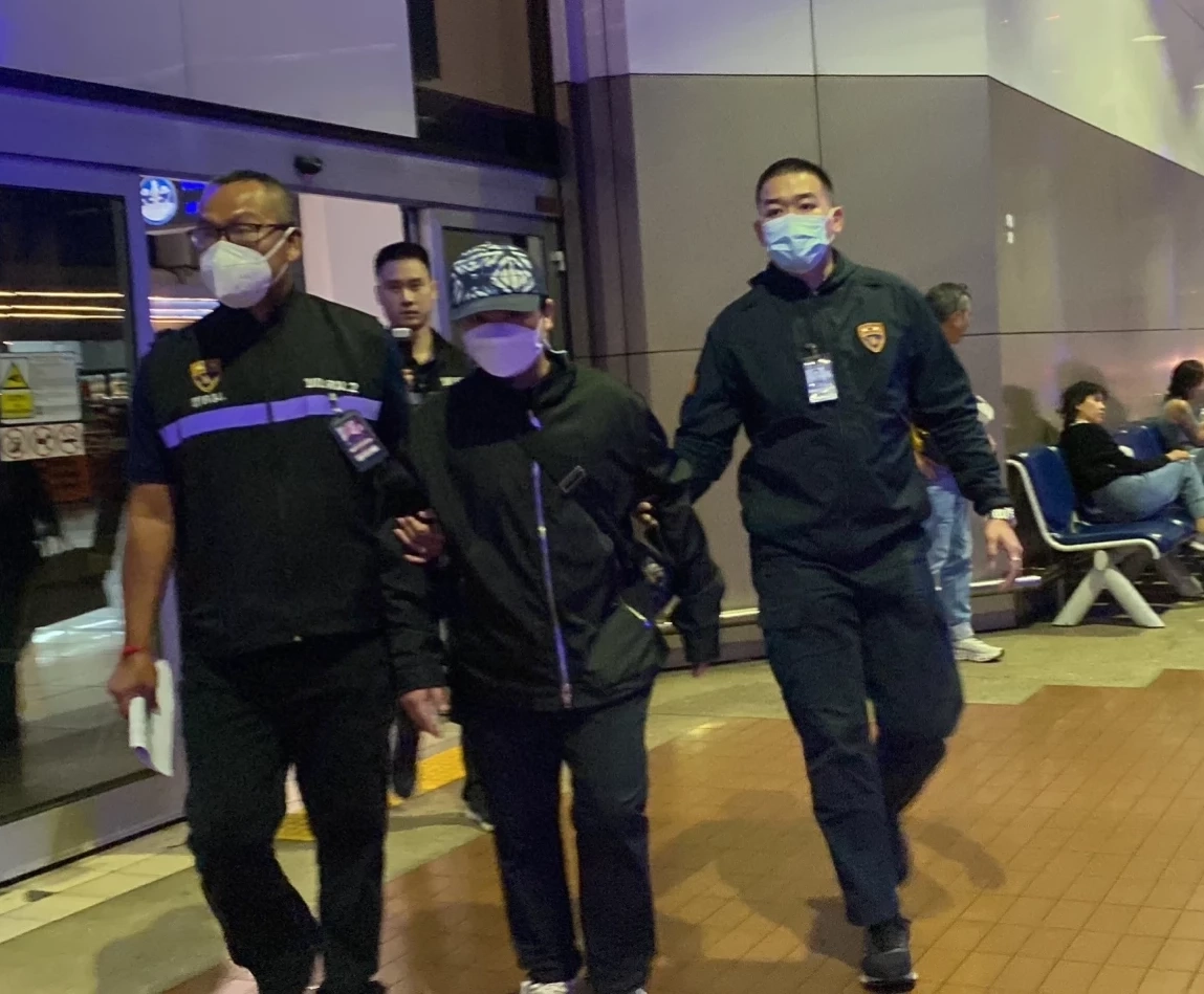 สภ.คูคต นำ "เสี่ยบอย" ตัวกลางคดีตบทรัพย์เว็บพนัน 140 ล้าน ส่ง สภ.แสนสุข