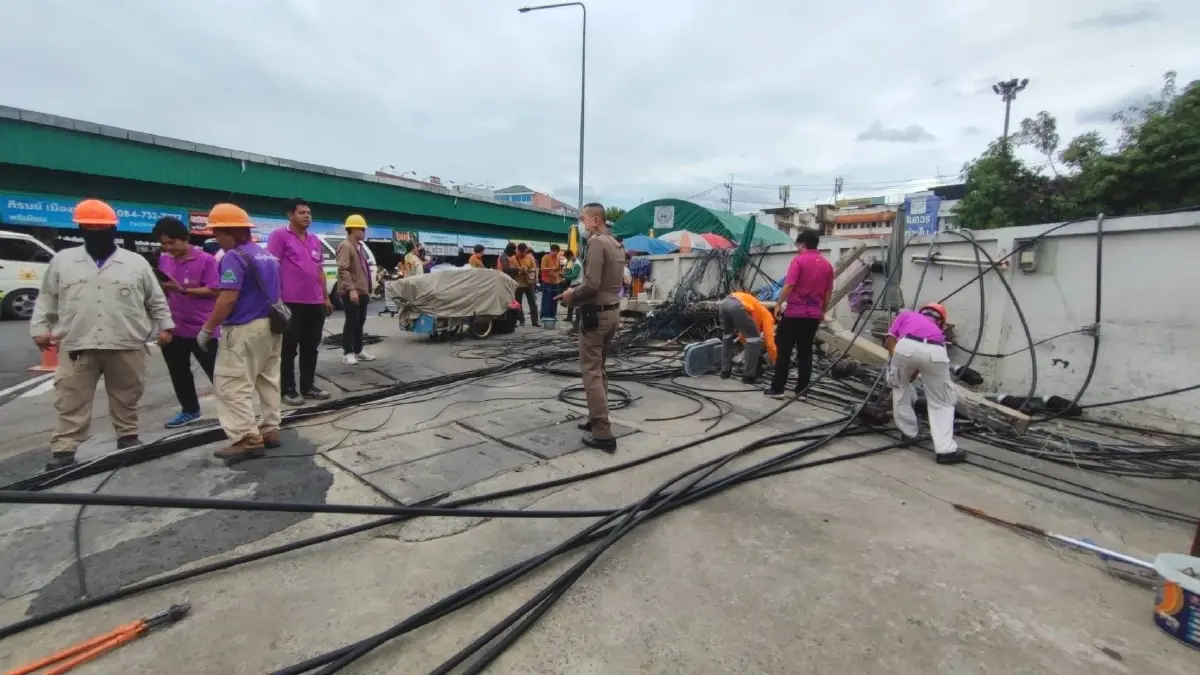 ระทึกกลางเมืองปทุม GPS พารถ 6 ล้อหลง เกี่ยวเสาไฟล้ม ไฟลุกไหม้รถพังนับสิบคัน