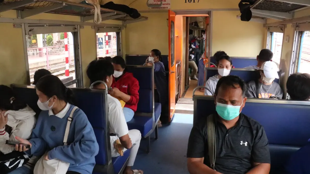 ขบวนรถไฟโคราชแน่น ประชาชนหนีรถติด"มิตรภาพ" กลับภูมิลำเนาช่วงวันหยุดยาว