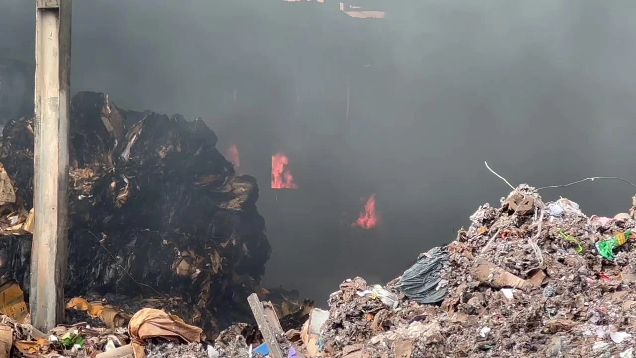 เฝ้าระวังต่อเนื่อง ผ่านไป 10 กว่าชม. ไฟไหม้โกดังกระดาษอัดแท่ง ยังดับไม่สนิท