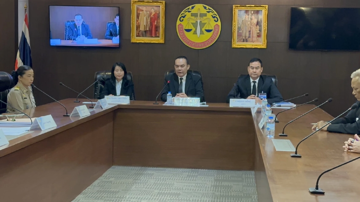 อดีต ผอ.รร.อ่างทอง ร่ำไห้ ร้องสภาทนายความ ช่วยคดีให้การศึกษาเด็กต่างด้าว