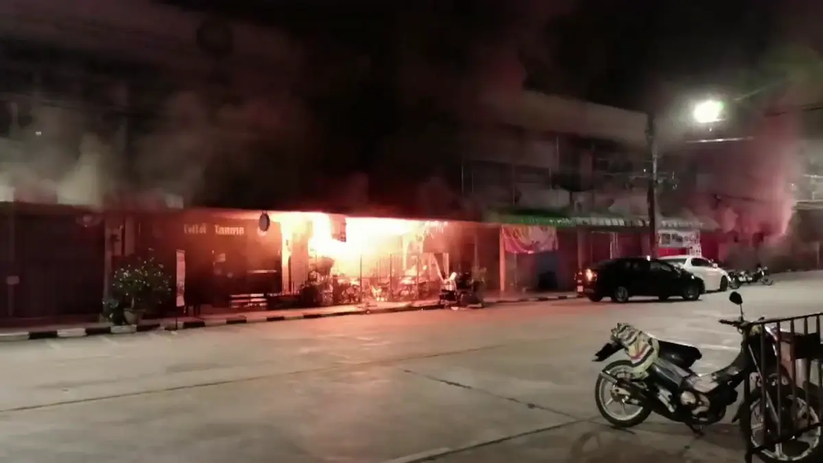 ดับคากองเพลิง ไฟไหม้ร้านซ่อมจยย.เมืองเบตง นทท.โฮสเทลติดกันหนีตายอลหม่าน