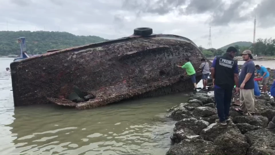 คลื่นลมแรงกระหน่ำ ซัดเรือประมงสมอขาด ชนโขดหิน น้ำทะลักจมทะเลศรีราชา (คลิป)