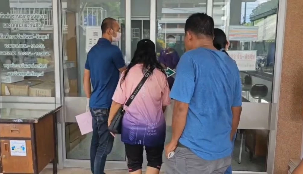 ครอบครัวรับศพ "หมวดบุญธรรม" เหยื่อไอ้คลั่ง ภรรยาหวังคนร้ายได้รับผลกรรม