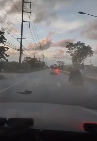 เปิดคลิปสุดสลด รถยนต์แม่บ้าน เลี้ยวตัดหน้ารถตู้กู้ชีพฯ ชนสนั่นร่างปลิวดับ