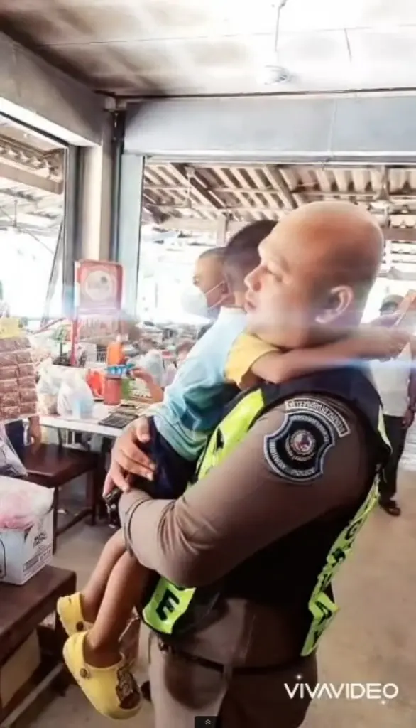 ตำรวจ ทล.พาหนูน้อย 2 ขวบ คืนอ้อมอกพ่อแม่