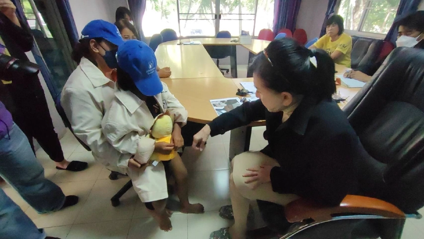 ทำได้ลง! แม่ติดยา ทิ้งลูก 8 ขวบไว้ที่ร้านอาหาร โชคดีพลเมืองดีเข้าช่วยเหลือ