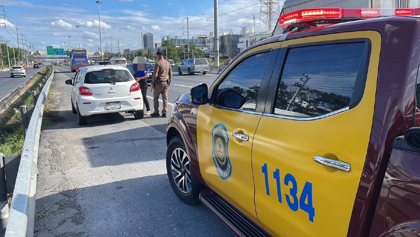 ทล.จับสาวขับรถสวมทะเบียนปลอม เช็กประวัติรถ พบหนีไฟแนนซ์จนถูกยึดบ้านขาย