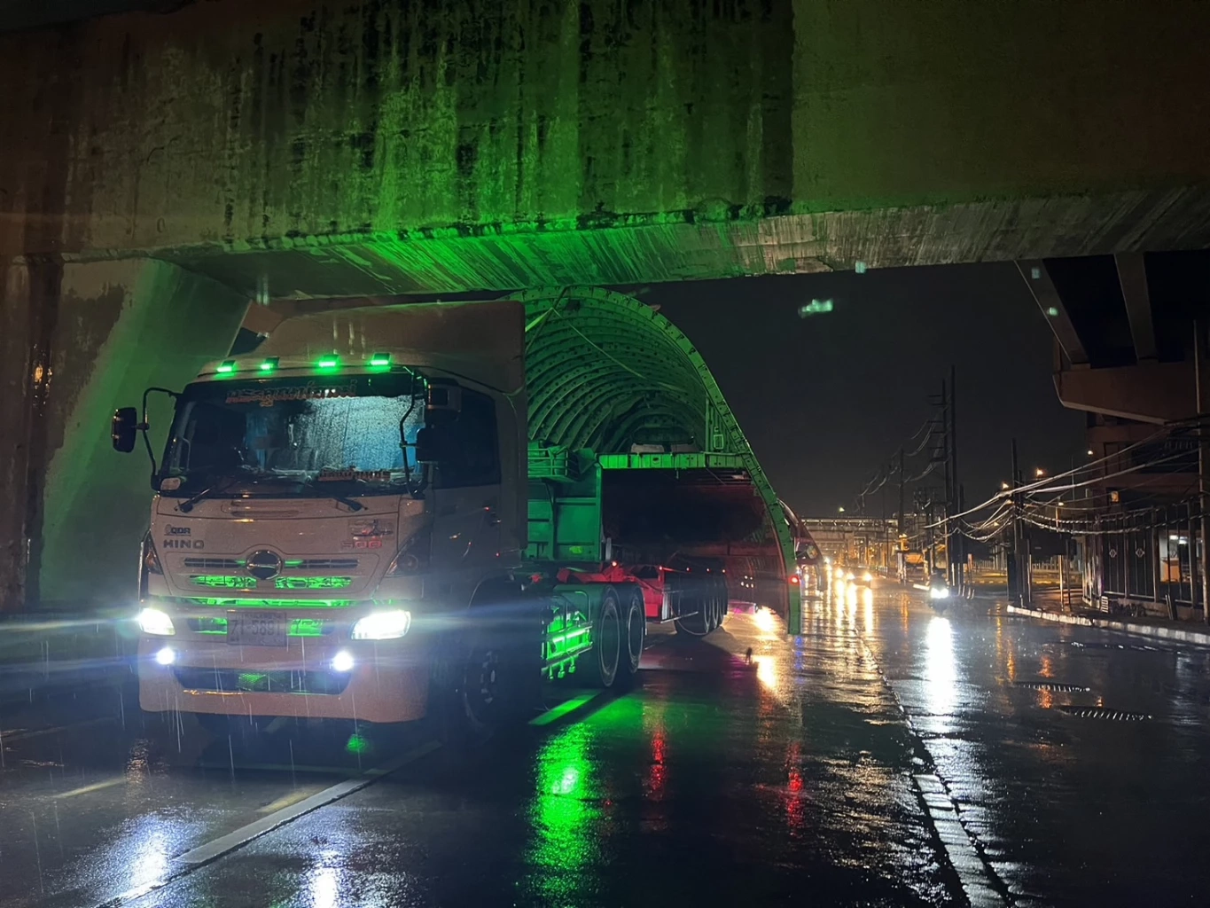 ชิ้นส่วนโบอิ้ง 747 ขนส่งไปประจวบฯ ติดใต้คานรถไฟฟ้าสายสีม่วง (มีคลิป)