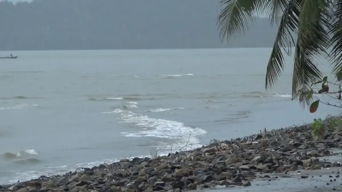 อิทธิพลพายุตาลิม  สตูลคลื่นแรง-ฝนหนัก เรือเล็กเข้าฝั่ง ต้นไม้ทับบ้าน 30 หลัง