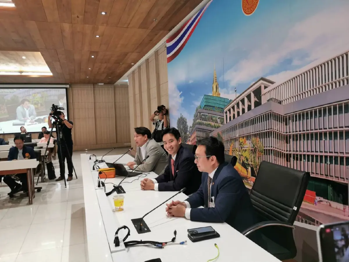 "พิธา" ดักคอ! พร้อมถอยให้ประเทศเดินหน้าต่อ แต่เพื่อไทยต้องลงเรือลำเดียวกัน!