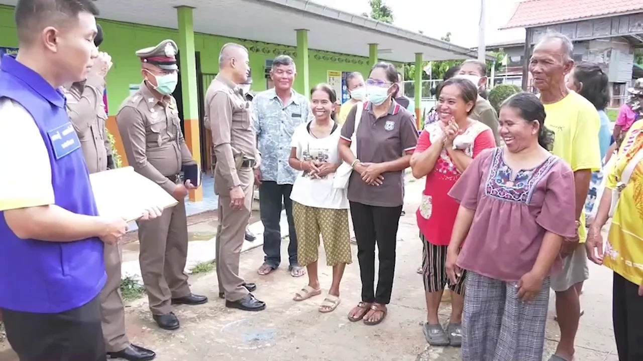 ผู้ปกครอง-นร. กว่า 100 คน ประท้วงไล่ ผอ.โรงเรียน ขับรถเฉี่ยวเด็ก ไม่รับผิดชอบ