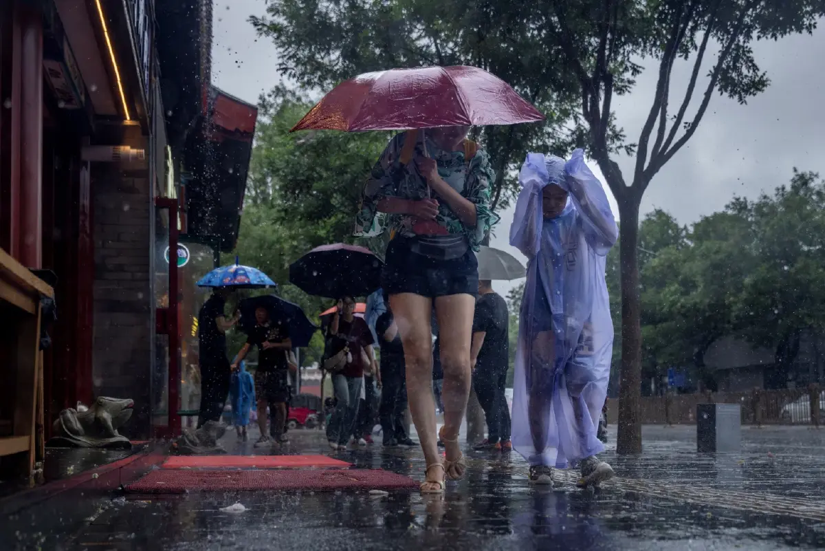 ฝนถล่มปักกิ่ง เตือนภัยสูงสุด ปิดแหล่งท่องเที่ยว