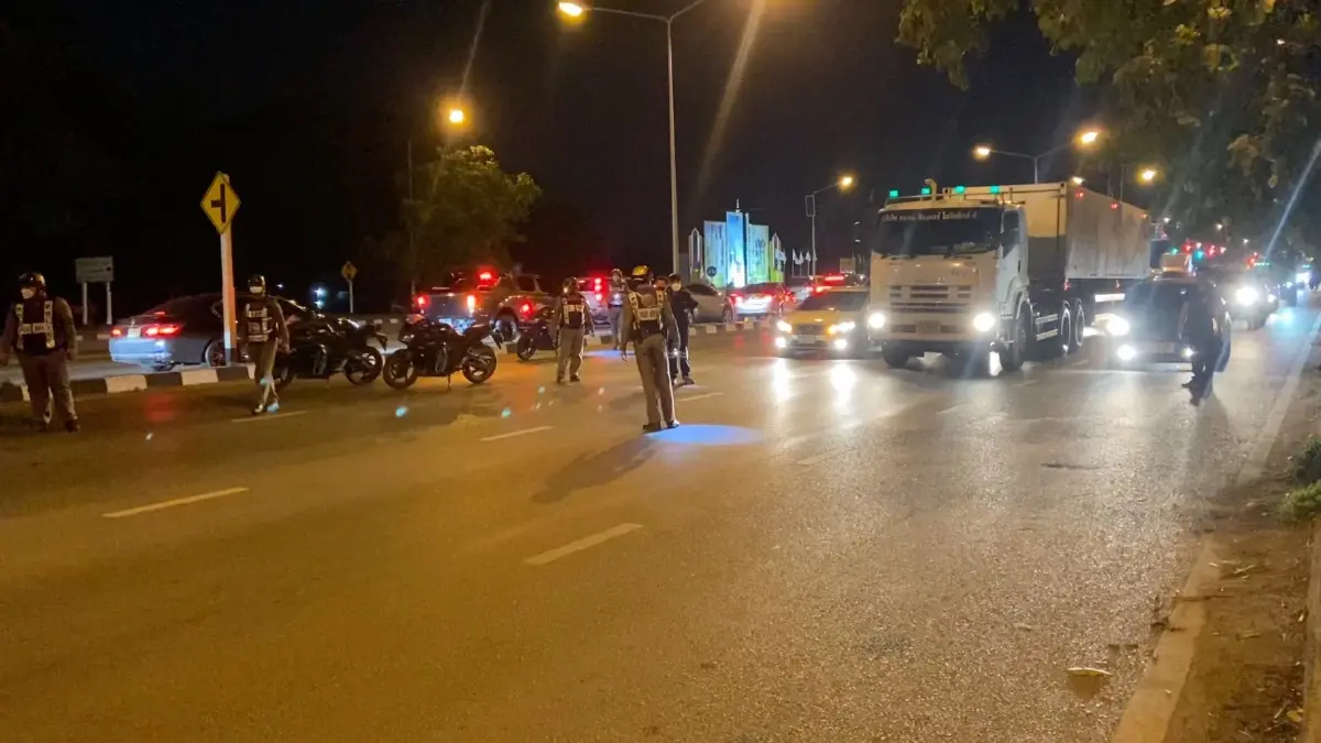 ระทึก! ชาวบ้านล้อมจับ รถตระเวนจับหมาขาย กลางพุทธมณฑลสาย 4 สุดท้ายหนีไปได้