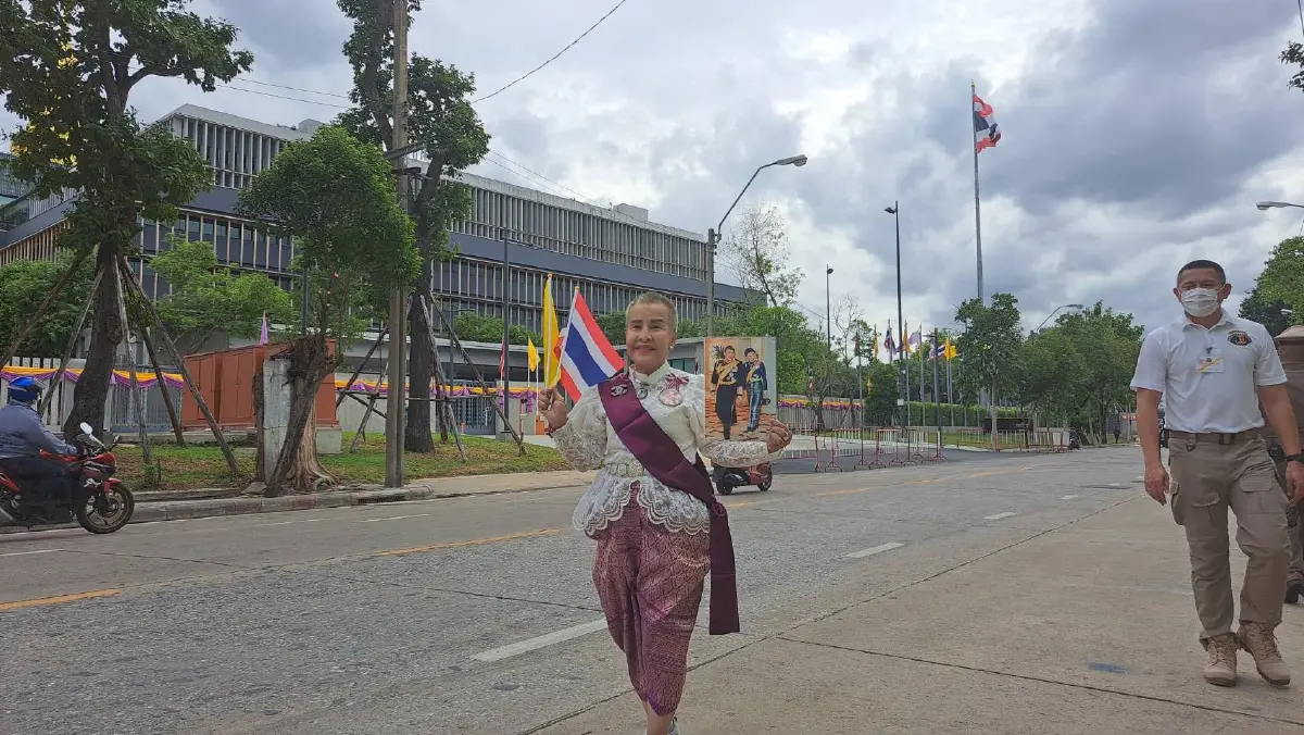 ประชาชนทยอยเข้าเฝ้ารับเสด็จ "ในหลวง-ราชินี" ทำพิธีเปิดประชุมสมัยประชุมสามัญประจำปี