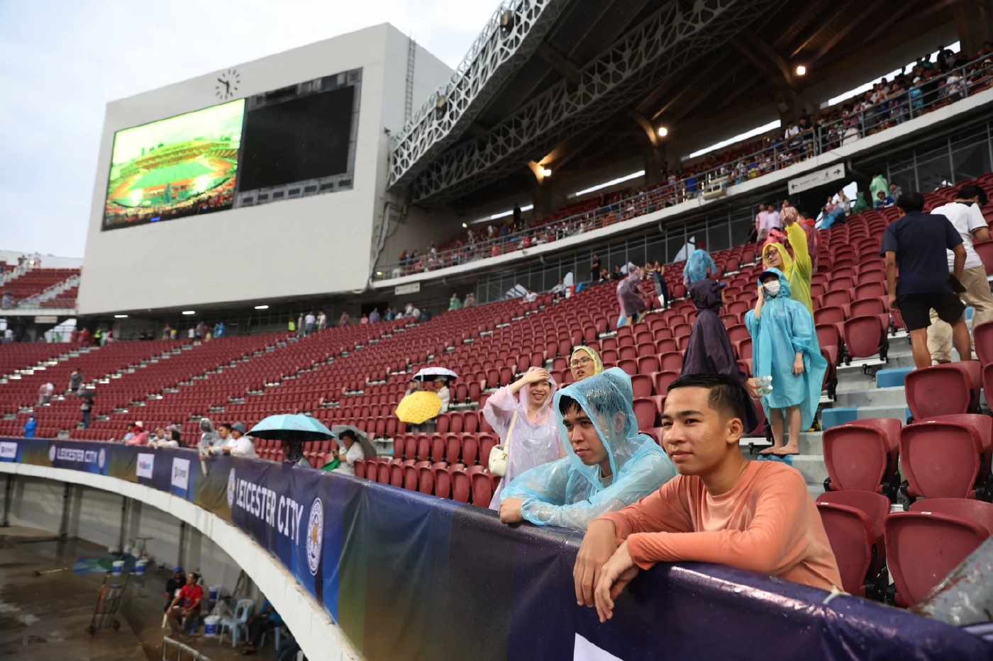 "สเปอร์ส vs เลสเตอร์" ยกเลิก! เหตุฝนตกหนักน้ำท่วมราชมังฯ