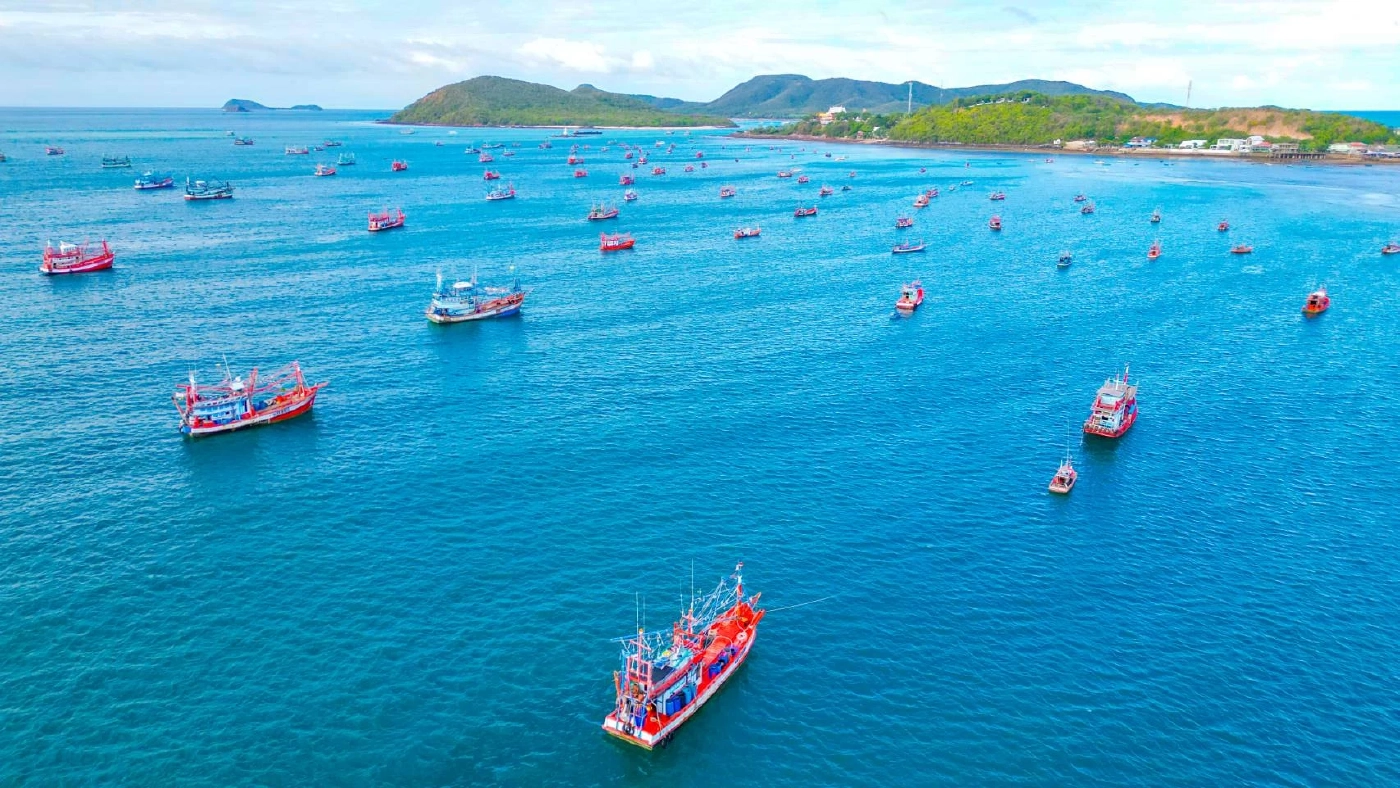 เรือประมงหลายร้อยลำ จอดหลบ"พายุตาลิม" เต็มอ่าวแสมสาร (มีคลิป)