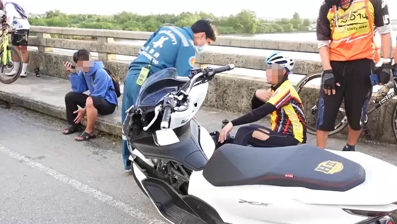 บันเทิง! หนุ่ม 19 ขี่ PCX ถ่ายวิวไม่มองทาง ชนจักรยานพังสองคัน ราคารวม 4.5 แสน