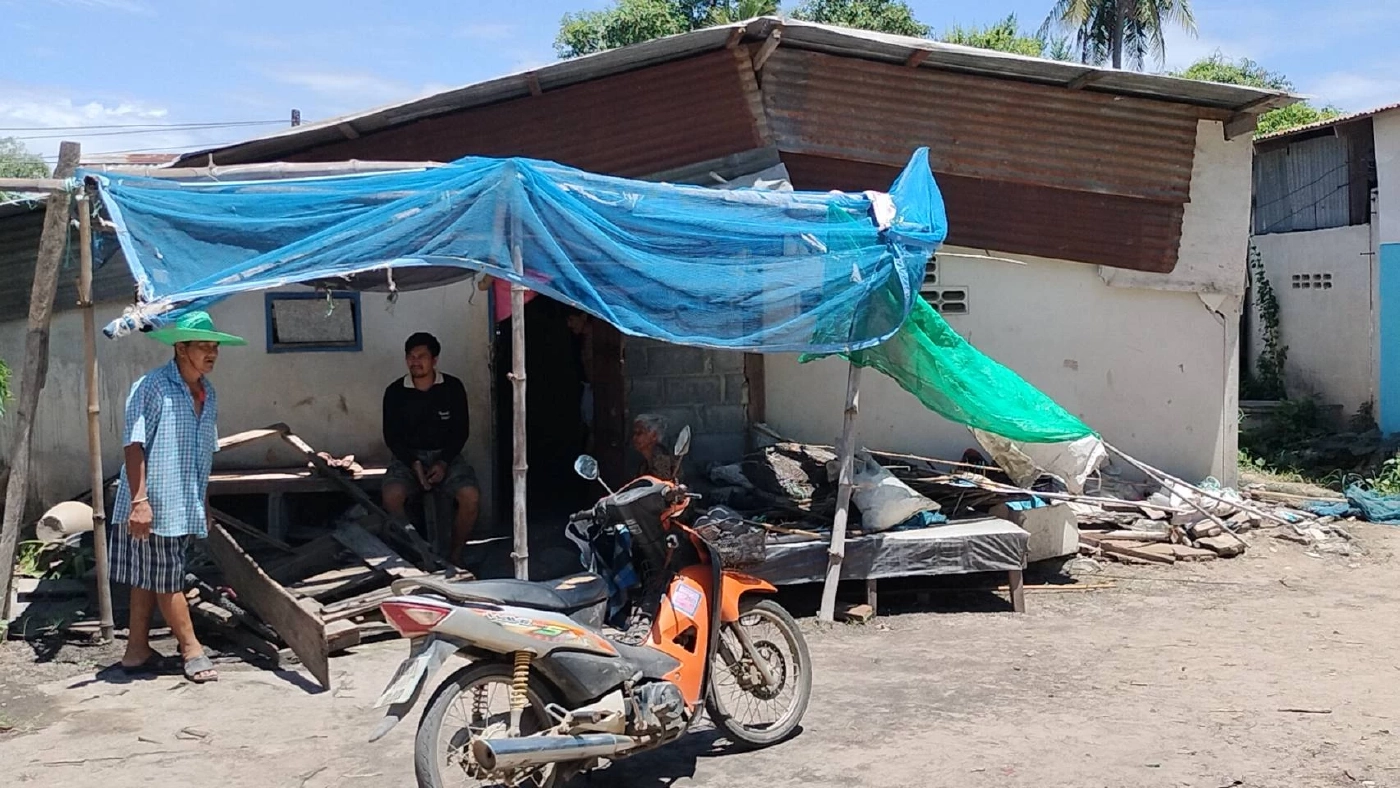 ชีวิตไม่ยอมแพ้! ยาย 88 ปี เดินหลังค่อมหาไม้เผาถ่าน เลี้ยงลูก 55 ปี โรครุมเร้า