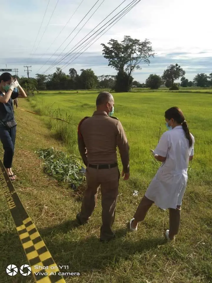 หนุ่มใหญ่ไปงานศพต่างหมู่บ้าน สุดท้ายเจอถูกฆาตกรรมอำพรางริมทางใกล้โรงพัก