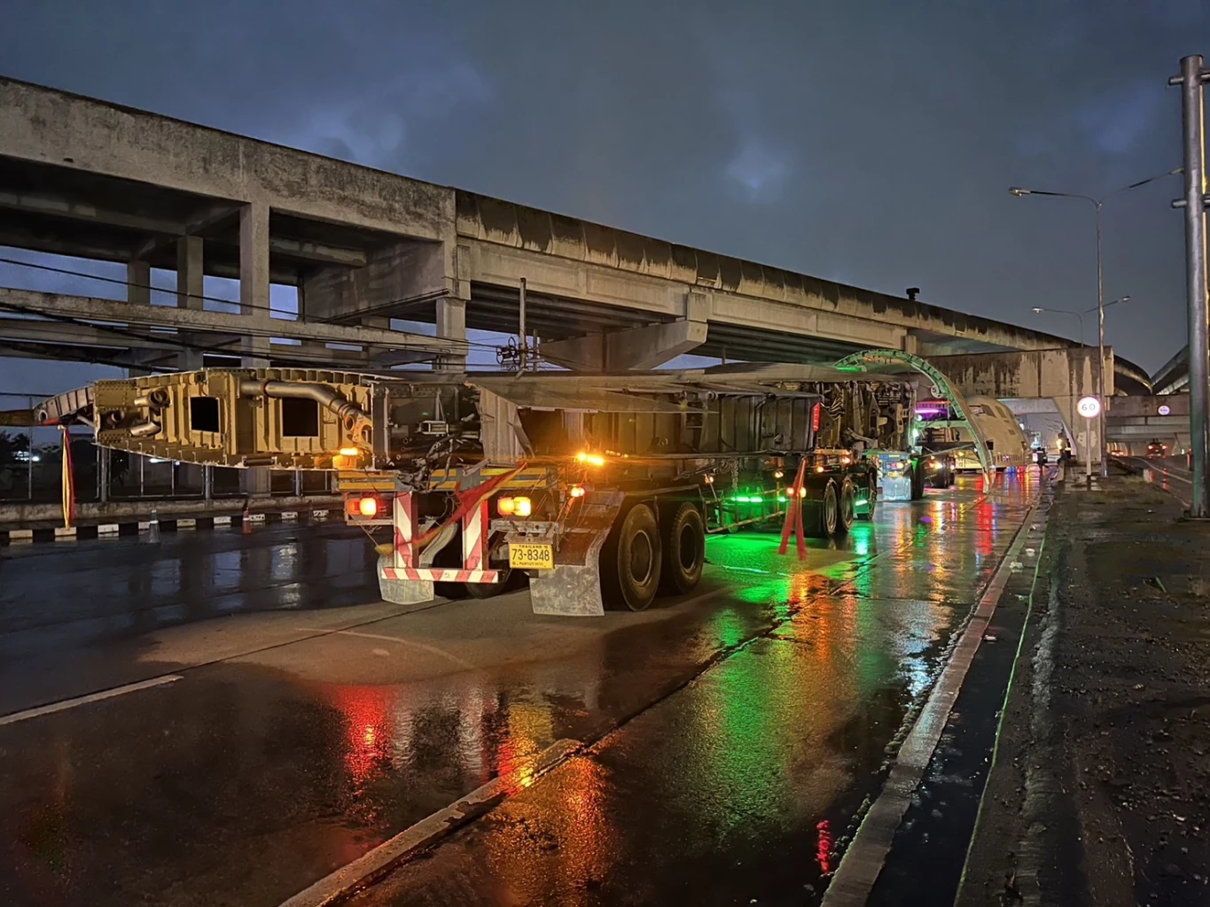 ชิ้นส่วนโบอิ้ง 747 ขนส่งไปประจวบฯ ติดใต้คานรถไฟฟ้าสายสีม่วง (มีคลิป)