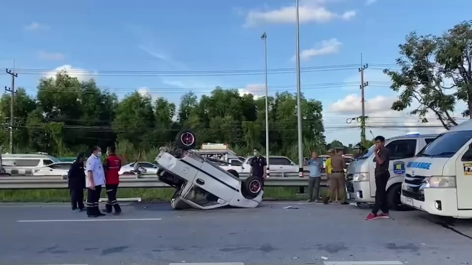 เปิดคลิปสุดสลด รถยนต์แม่บ้าน เลี้ยวตัดหน้ารถตู้กู้ชีพฯ ชนสนั่นร่างปลิวดับ
