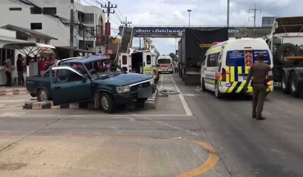 กระบะกลับจากงานบุญ ชนสนั่นแยกไฟแดง ดับ 3 หนึ่งในผู้เสียชีวิต ลูกชายจะบวชพรุ่งนี้