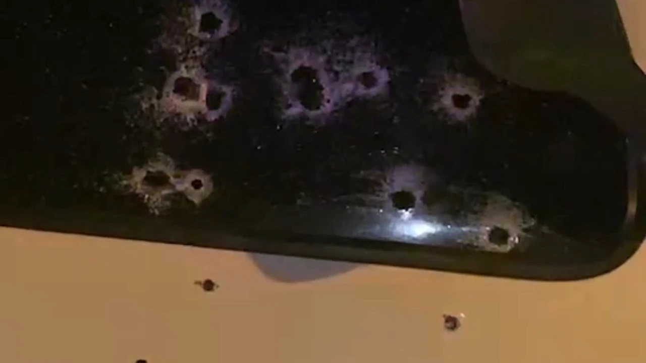 เปิดคลิป ยิงถล่ม"เทรลเลอร์" กระบะดักรอ ก่อนขับแซงใช้ 9 มม. 2 กระบอก พรุน 17 รู