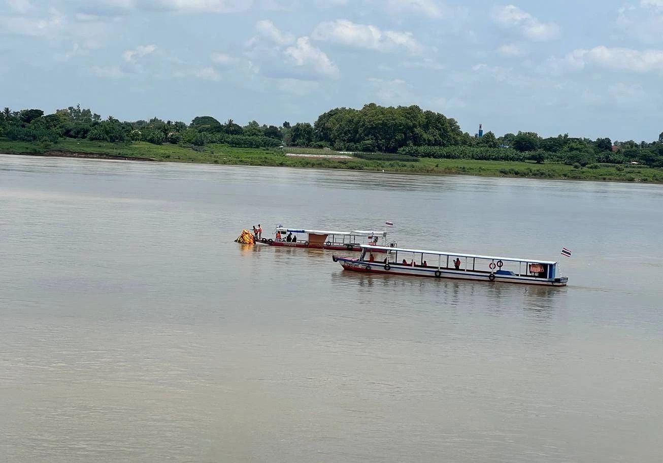 พุทธศาสนิกชนไทย-ลาว และนักท่องเที่ยว แห่สักการะพระธาตุกลางน้ำ จ.หนองคาย