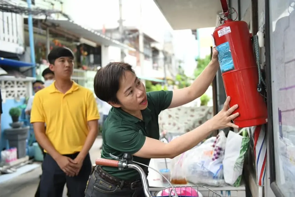 เก็บเรียบ! เขตป้อมปราบฯ ปูพรมเก็บถังดับเพลิงเสื่อมสภาพ ได้กว่า 400 ถัง