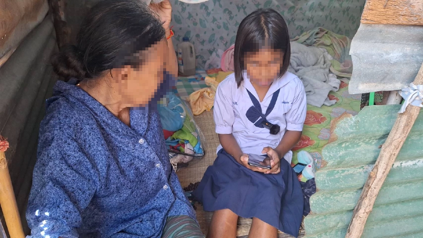 วอนช่วย ครูอุดรฯ โพสต์สงสาร 2 ยายหลาน บ้านหลังคารั่ว ห้องน้ำลมโชยไม่มีหลังคา