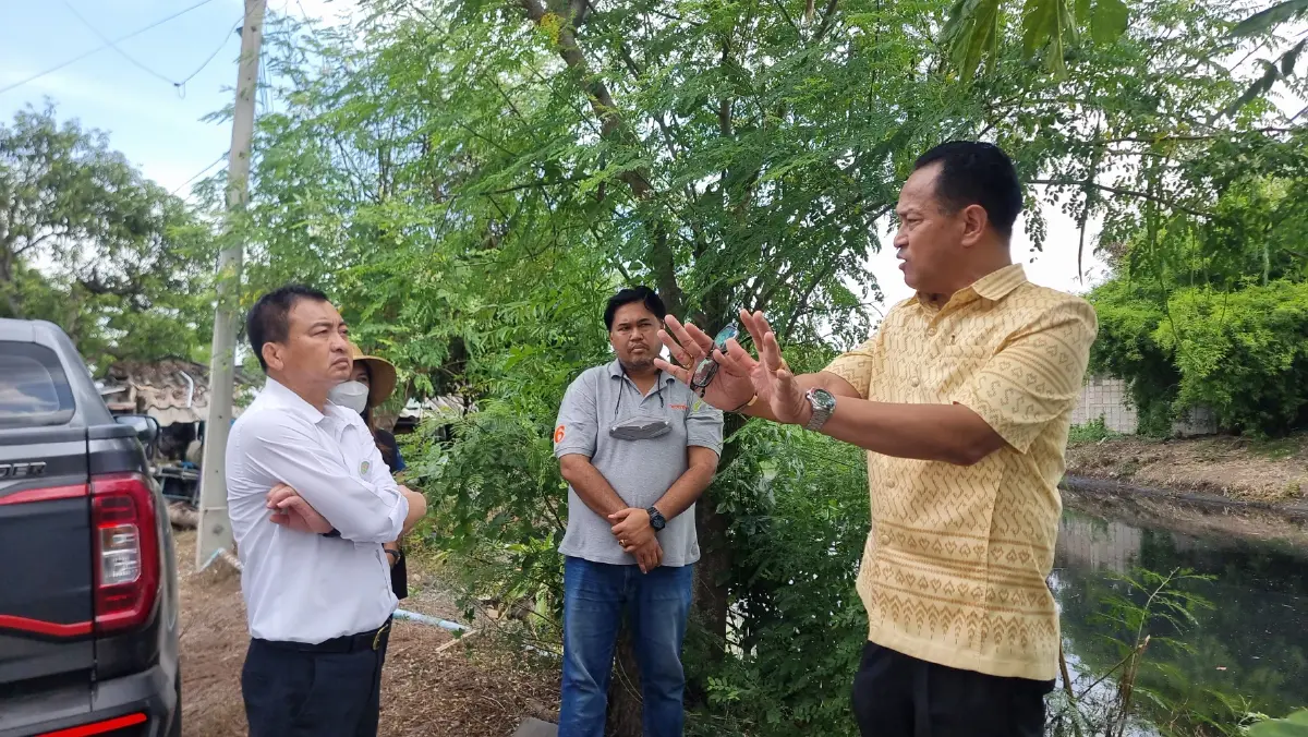 หนุ่มใหญ่บุกสาดปลาเน่าศูนย์ดำรงธรรมฯ  ชี้ ผลกระทบจากน้ำเสียคลองภาษีเจริญ