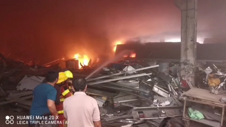 ด่วน! ไฟไหม้ อู่เชิดชัย"เจ้เกียว" เร่งนำโฟมและสารเคมี ฉีดสกัดเพลิง (มีคลิป)