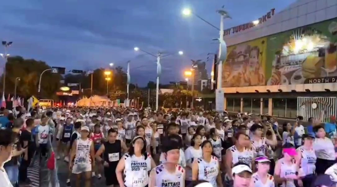 ดรามา "พัทยามาราธอน" หนุ่มใหญ่โวยลั่น ตำรวจปิดถนน จะรีบส่งลูกไปโรงเรียน