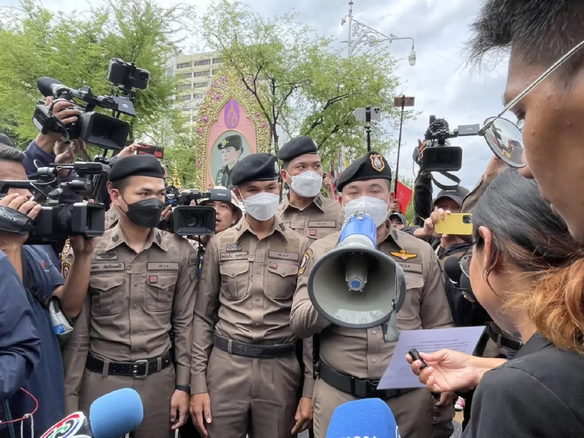 ตำรวจ สน.นางเลิ้ง ได้เข้ามาแจ้งกำชับให้การชุมนุมเป็นไปตามกรอบของกฎหมาย