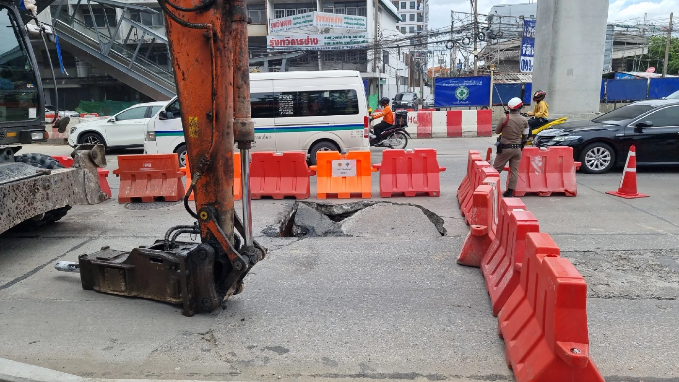 ระทึก! "ถนนแจ้งวัฒนะ" เกิดหลุมยุบ ต้องปิด 2 ช่องจราจร รถติดสนั่นถึงหลักสี่