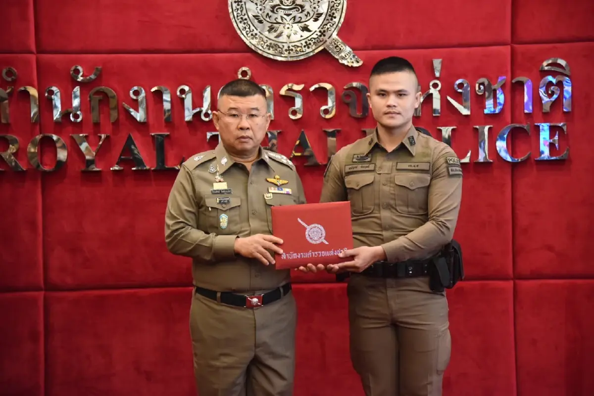 “บิ๊กเด่น”มอบรางวัล ตำรวจช่วยผู้สูงอายุจากเหตุเพลิงไหม้